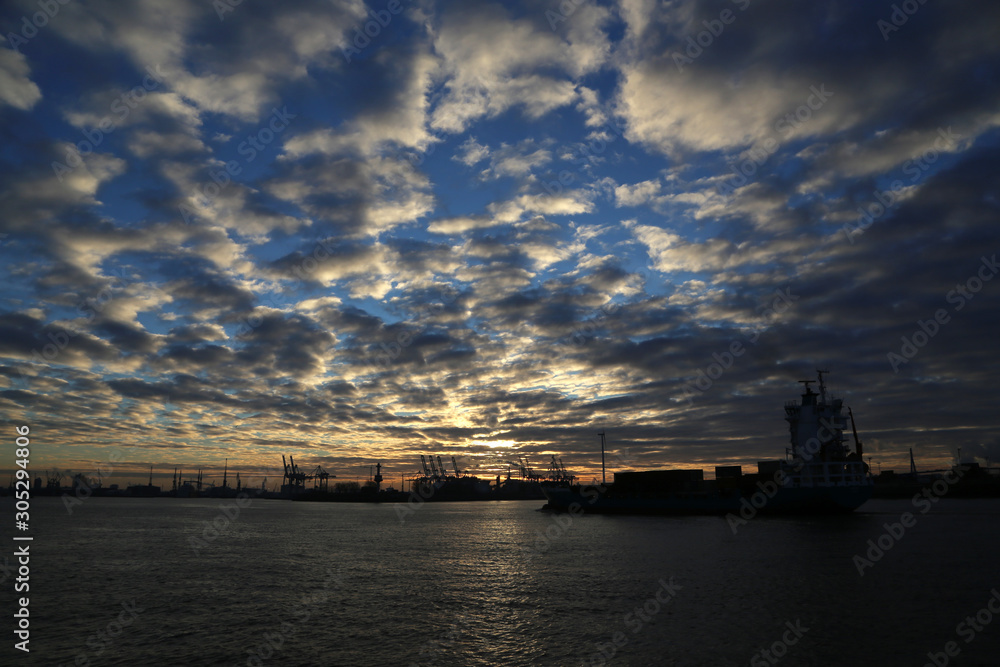Hamburg Hafen mit dramatischen Sonnenaufgang Himmel