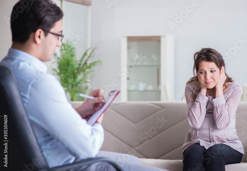 Bilde på lerret Pregnant woman visiting psychologist doctor