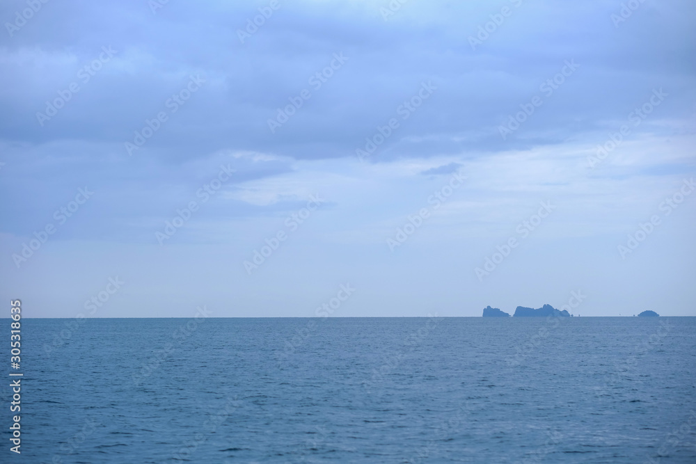 Obraz premium cloudy day make raining in the ocean