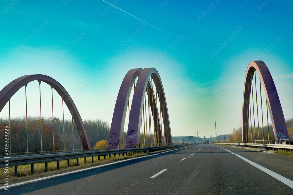 Stahlbogenbrück auf der Autobahn  A38