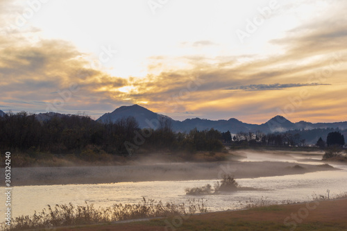 川の蒸気霧 初冬 夕方 川霧 自然現象