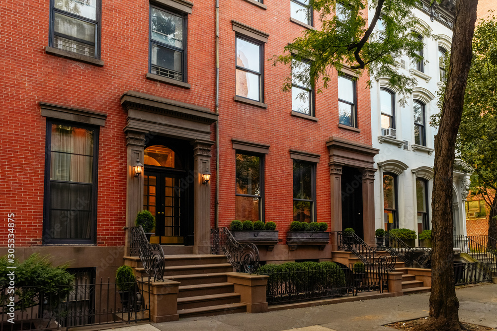 Naklejka premium Brownstone facades & row houses at sunset in an iconic neighborhood of Brooklyn Heights in New York City