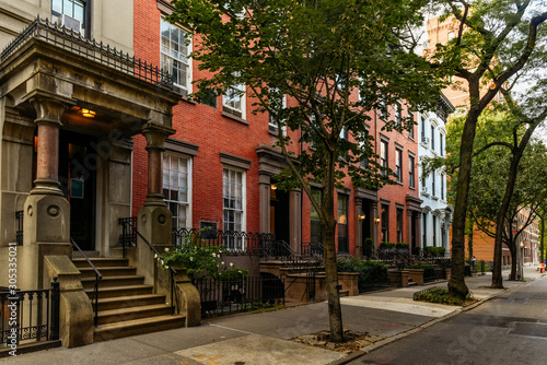 Fototapeta Naklejka Na Ścianę i Meble -  Brownstone facades & row houses at sunset in an iconic neighborhood of Brooklyn Heights in New York City