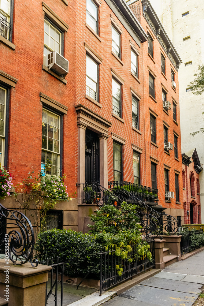 Fototapeta premium Brownstone facades & row houses at sunset in an iconic neighborhood of Brooklyn Heights in New York City