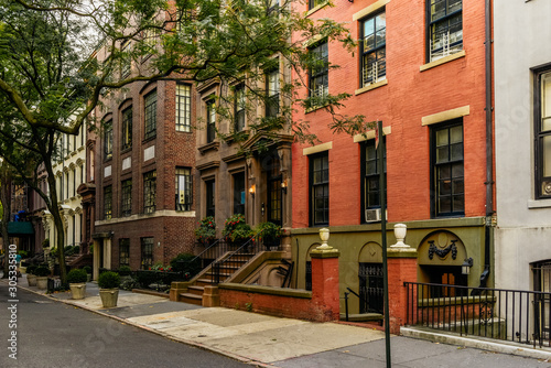 Canvastavla Brownstone facades & row houses at sunset in an iconic neighborhood of Brooklyn