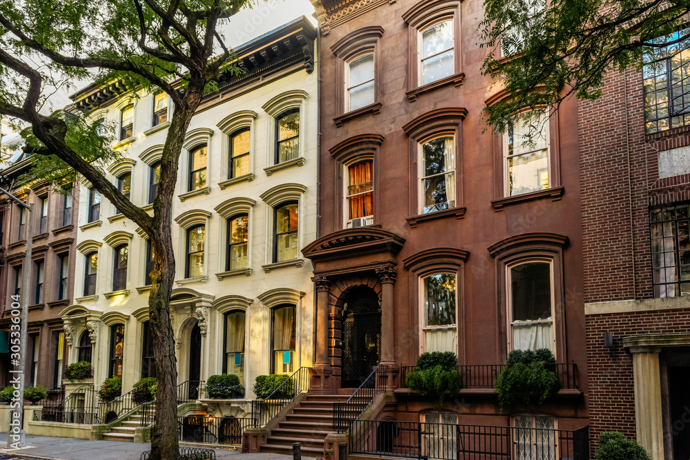 Fototapeta premium Brownstone facades & row houses at sunset in an iconic neighborhood of Brooklyn Heights in New York City