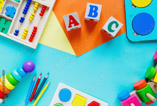 Obraz na płótnie Wooden kids toys on colourful paper