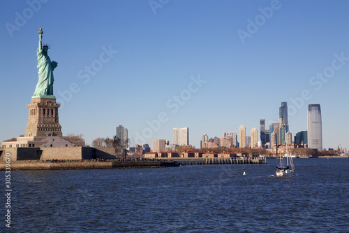 Freiheitsstatue & Jersey City Skyline © dola710