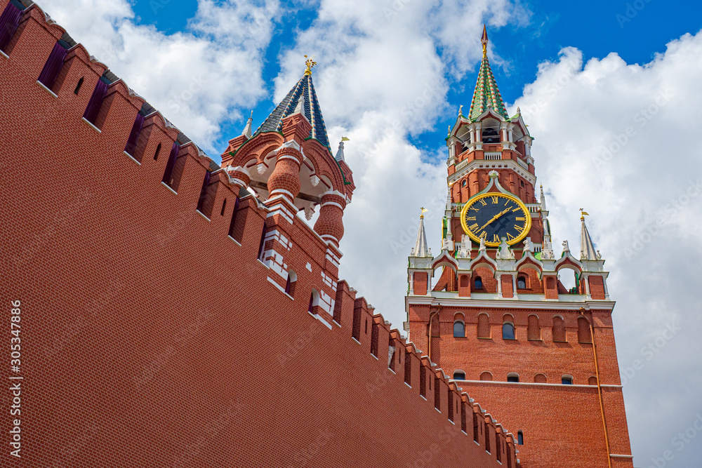 Obraz premium Moscow. Russia. Bottom view of the Kremlin. Kremlin wall. Spasskaya tower of the Kremlin with chimes and a star. Symbols of the Russian capital. architecture of Moscow. Travel to Russia.
