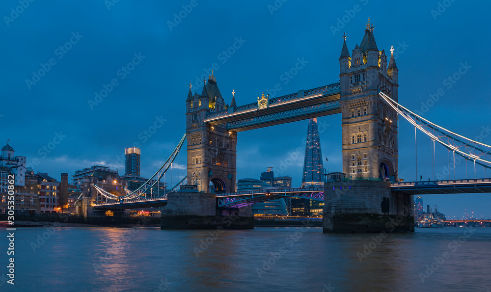 Obraz premium London skyline at night with Tower Bridge and the Shard