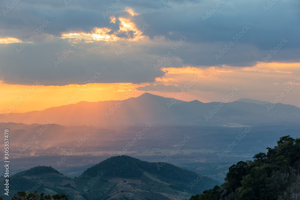 Obraz premium Sunbeam in the mountains and mist at at Doi Samer Dao