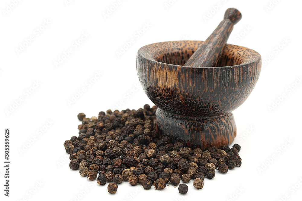 closeup the black pepper in Wooden mortar on white background , selective focus. Herbal Medicines. closeup the black pepper in Wooden mortar on white background , selective focus. Herbal Medicines.