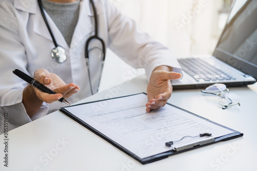 Professional medical doctor consulting her patient at hospital, Healthcare concept photo