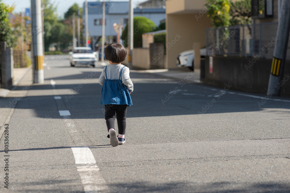 一人で歩く2歳児 後ろ姿 一人で歩く2歳児 後ろ姿