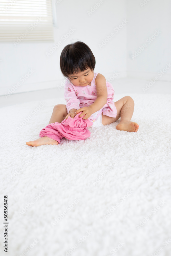 着替えをする子供 着替えをする子供