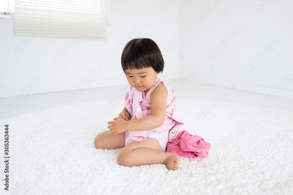 着替えをする子供