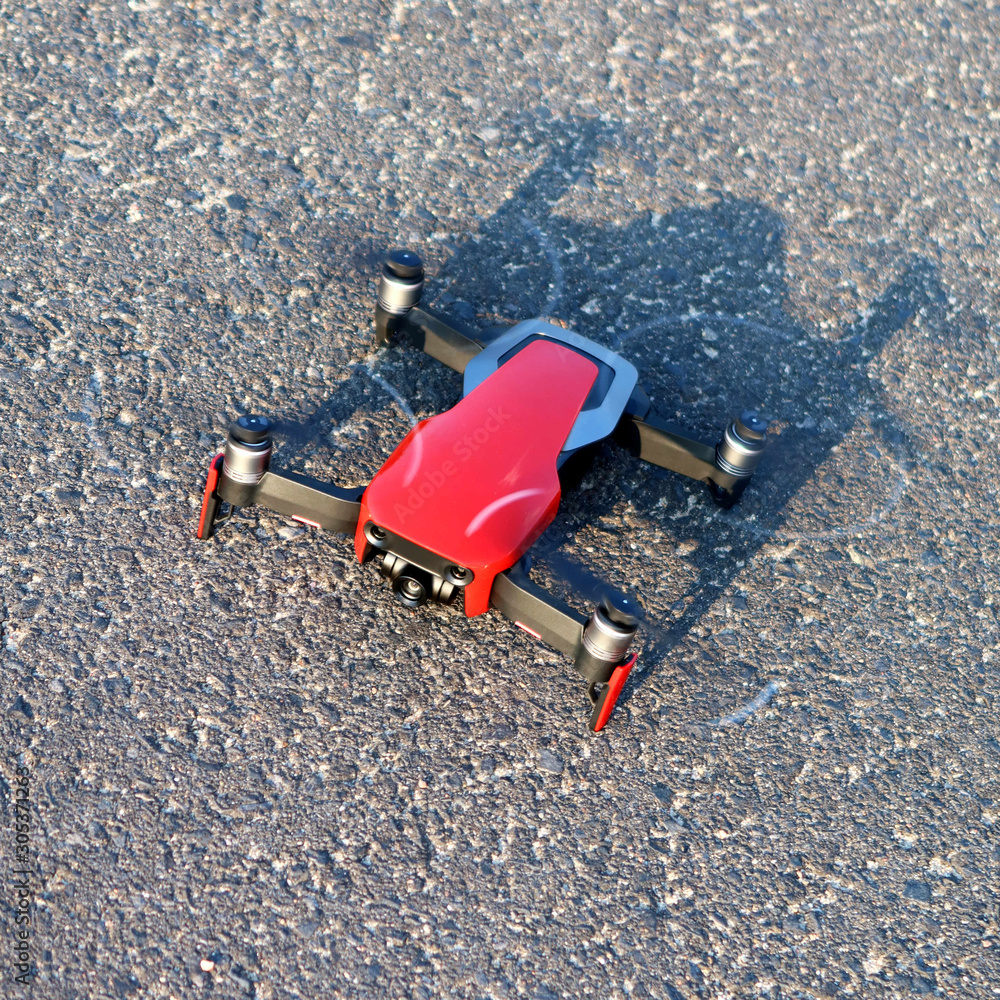Czerwony dron przygotowany do startu - obrazy, fototapety, plakaty 