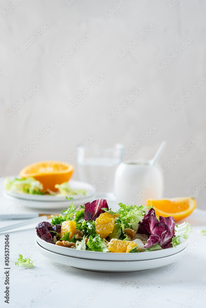 Salad with oranges and walnut
