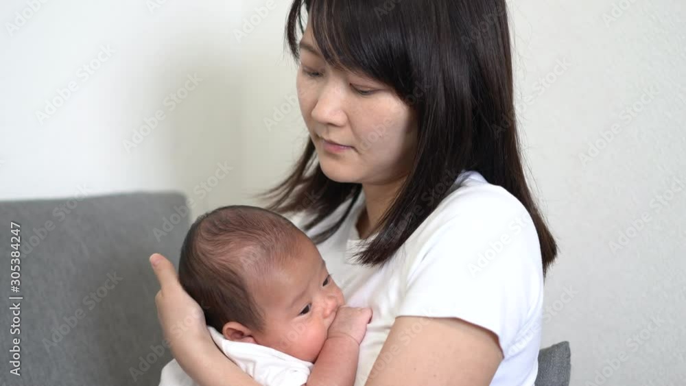 赤ちゃんをあやす女性