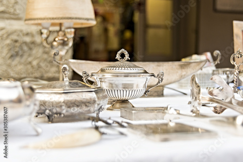 oggetti vari in primo piano da tavola in argento mercatino antiquarriato