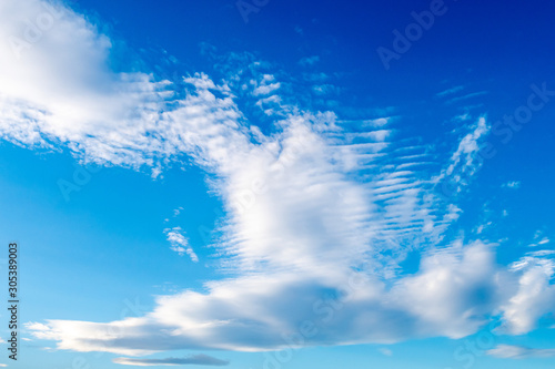 Wolkengebilde am blauen Himmel