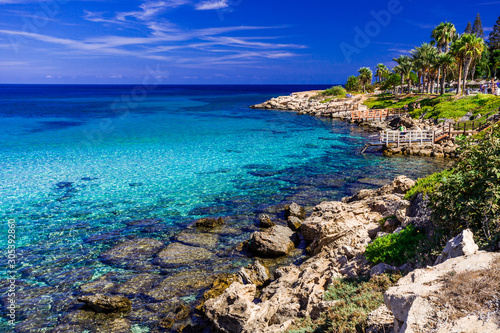 Obraz na plátně Sea turquoise water, stone beach and blue sky landscape in Fig Tree Bay, Protaras, Cyprus