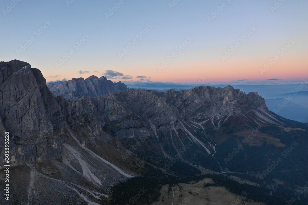 Plakat Widok z lotu ptaka na dolinę i górę Peitlerkofel o świcie. Dolomity w Południowym Tyrolu