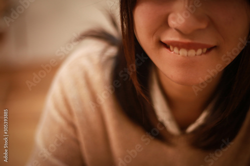 Plakat w ramie 唇を噛む女性