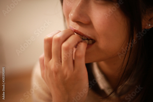 爪を噛む女性 photo