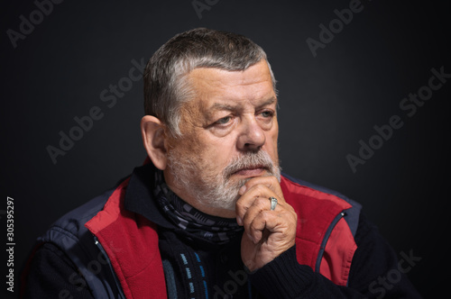 Obraz na plátne Nice portrait of Caucasian bearded senior man thinking about life problems in da