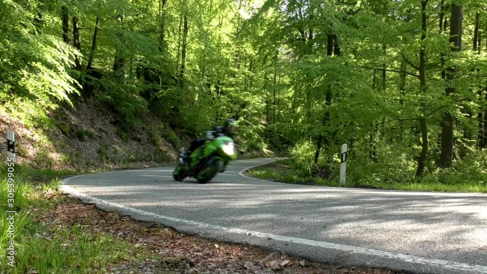 Sportlicher Motorradfahrer auf einer Landstraße Sportlicher Motorradfahrer auf einer Landstraße