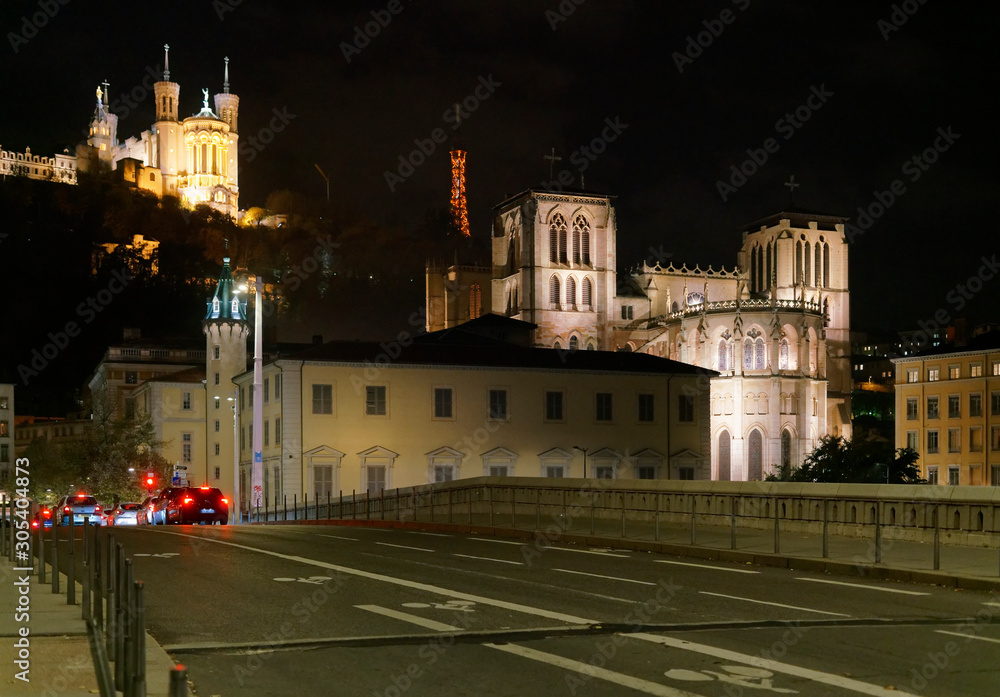 Basilique et cathédrale de nuit à Lyon