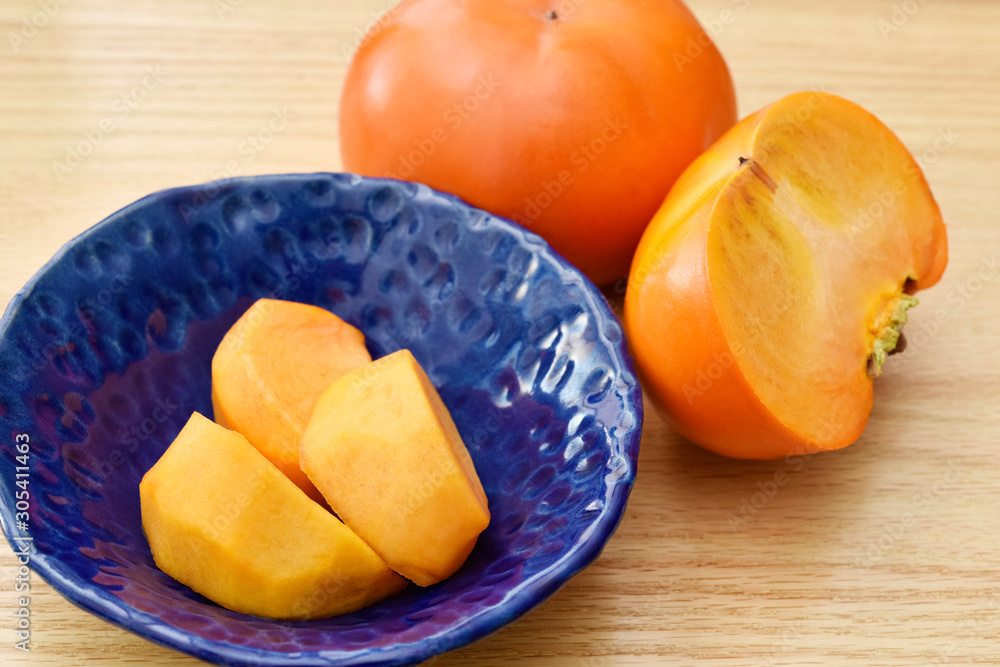富有柿　Fresh ripe persimmons on wooden table. 