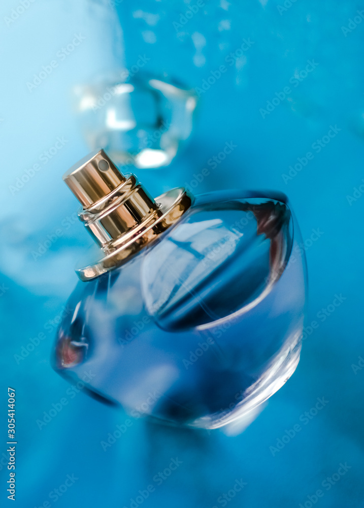 Perfume bottle under blue water, fresh sea coastal scent glamour fragrance and eau de parfum product as holiday gift, luxury beauty spa present foto de Stock | Stock