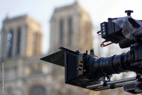 Caméra vidéo et Notre-Dame de Paris en fond