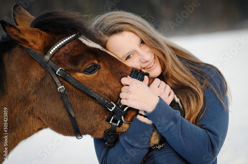 Mädchen umarmt Pony