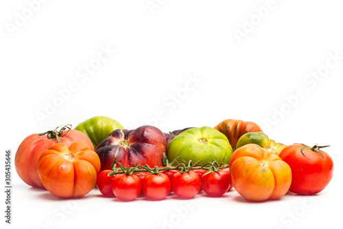 Fotografía Tomates variedad sobre fondo blanco brillante aislado