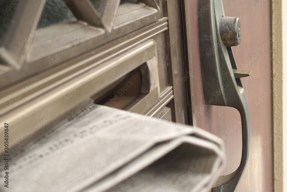 ドア・ポスト・新聞 - An entrance and a newspaper in the mailbox ドア・ポスト・新聞 - An entrance and a newspaper in the mailbox