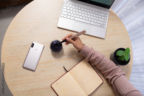 persona trabajo creativo, agenda lápiz pluma y tintero