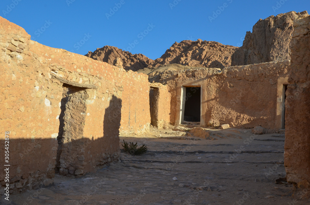 Oasis in the Sahara desert, ruined settlement, Chebika, Tunisia