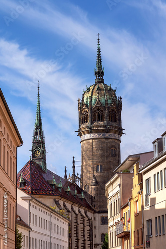 Häuserzeile und Turm der Schlosskirche in der Schlossstraße in der Lutherstadt Wittenberg, Sachsen-Anhalt