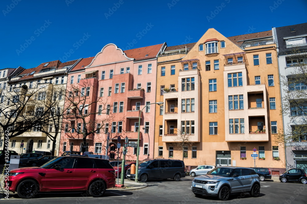 sanierte häuserzeile in berlin charlottenburg, deutschland