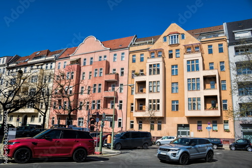 sanierte häuserzeile in berlin charlottenburg, deutschland © ArTo