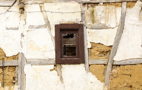 Altes Fenster mit zerbrochenem Glas, Ruine, old window