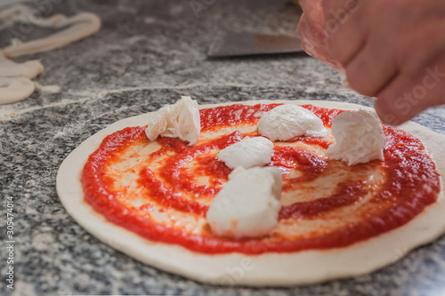 Preparazione pizza napoletana