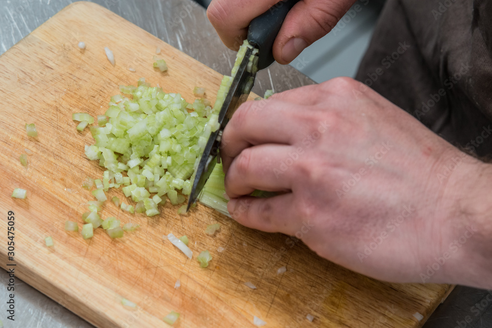Preparazione di soffritto per sughi per pasta Preparazione di soffritto per sughi per pasta