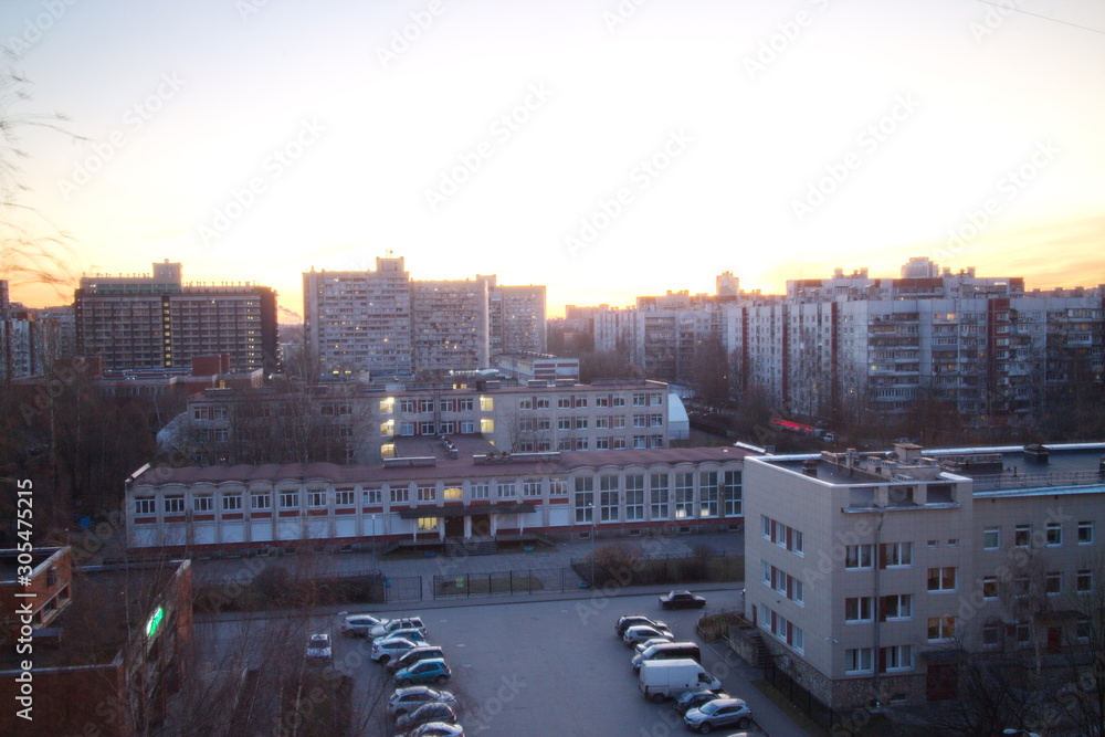 Obraz premium dawn in the fall in the city block