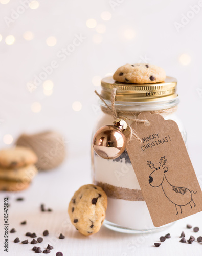 Photo Chocolate chip cookie mix in glass jar for Christmas present