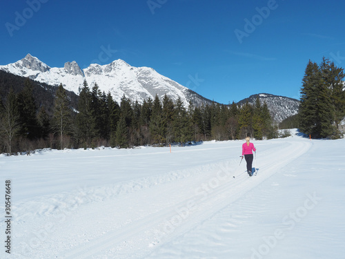 Tirol - Frau beim Langlaufen