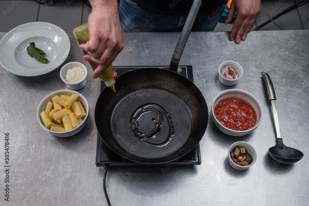 Preparazione di rigatoni con melanzane Preparazione di rigatoni con melanzane